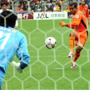 清水FWアウレリオ(右)はPKを放つが阻まれる(撮影・山崎哲司)