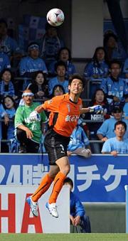 ４月２９日の京都戦、ゴール前の浮き球をヘディングでクリアするＧＫ川口