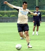 クロスにダイレクトで合わせるFW岡崎