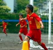 ハットトリックを達成し、雄たけびを上げる清水西ＦＷ牧田