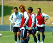 DFラインを形成した手前から森下、田中、大井の3人。左はFW中山