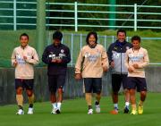 伊東(左)藤本(中央)フェルナンジーニョ(右)長谷川監督(後方)