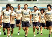 鹿島戦へ向け、選手たちは真剣な表情でアップする