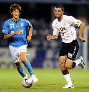 後半、神戸FWレアンドロ(右)と競り合う磐田MF山本修