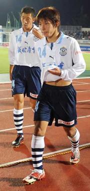 Ｇ大阪に敗れ引き揚げる磐田松浦（右）と村井
