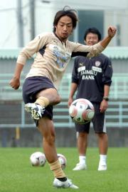ボール回しで軽快な動きを見せる清水ＭＦ高木純