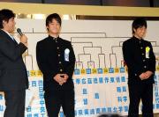 名前を間違われて苦笑いする藤枝東ＭＦ小林（中央）と初戦の境ＭＦ松原