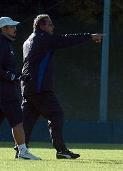 歩きながら右手を突き出して激怒するオフト監督