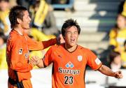 後半３１分、ダメ押しゴールを決めたＦＷ岡崎はＤＦ青山から祝福される