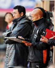 来季5年目を迎える長谷川監督(左)