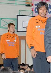 大里西小を訪問したGK掛川(右)とDF青山