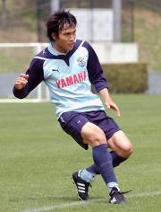 ミニゲームでクロスをあげる磐田ＦＷ前田