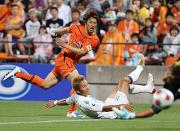 清水FW原(左)がDFのタックルをかわし先制ゴールを決める