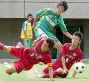 今大会チーム最多の4得点を決めているFW鈴木健(中央)がゴールを狙う