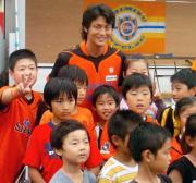 子供たちとの写真撮影に笑顔で応じる永井