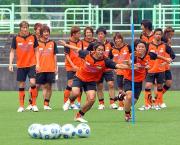 試合に向け調整するＭＦ本田（中央）ら清水の選手たち