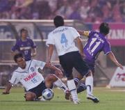 後半２３分、広島佐藤寿のドリブル突破を阻止する磐田加賀