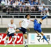 前半2分、相手と競り合う磐田前田(撮影・野上伸悟)