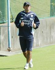 ランニングをする長谷川監督