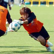 引き締まった表情で練習をするＧＫ山本海