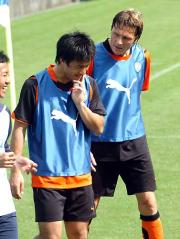 談笑しながらクールダウンをするFWヨンセン(右)と岡崎