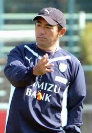 練習を見つめる長谷川健太監督