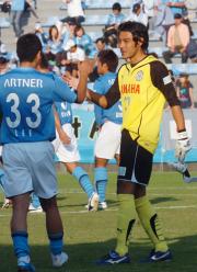試合終了直後、ハイタッチをするＧＫ吉原（右）とＦＷイ・グノ