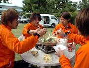 ちゃんこ鍋を囲む清水の選手たち。左からMF枝村、FW原、DF太田