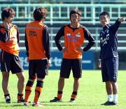 小井土コーチから指示を受けるセンターＤＦ陣。左から佐野、児玉、平岡