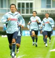 先頭を切ってランニングを行うＦＷ中山（手前）。奥は左から前田、犬塚