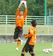 ハイボールをキャッチする清水のＧＫ西部