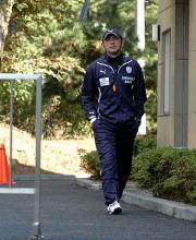 練習を終え会見場へ向かう長谷川監督