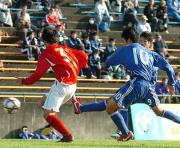 清水商・ＦＷ風間宏矢は相手ＤＦをかわし勝ち越しゴールを決めた