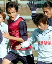 ２５日の練習でＭＦ松浦（手前）にプレッシャーをかけるＦＷ前田（左）