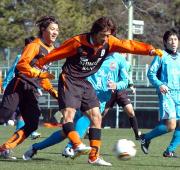 静岡産大との練習試合、今季チーム第1号のゴールを決める枝村(中央)