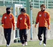 記憶を失ったＧＫ西部（右）はＭＦ藤本（中央）とＤＦ太田と談笑