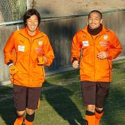 和やかに談笑しながらランニングするDF市川(左)MF小野