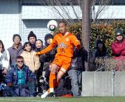 集まった故郷のファンがすぐそばで見守る中、ＭＦ小野はＣＫを蹴った