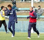 主力組でゴールを決めたＭＦ西（右）。奥はＧＫ竹重（左）とＤＦ本田