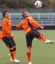 最終調整をするＭＦ小野（右）とＦＷ岡崎
