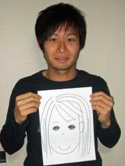 岡田は麻由さんの似顔絵を描き終え「髪形はそっくり」とご満悦