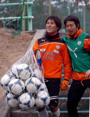 ＧＫ碓井（右）と笑顔で練習を切り揚げるＦＷ樋口