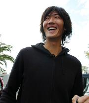 練習後、囲み取材に応じるFW長沢