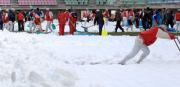 ユアスタで雪かきする仙台商の生徒たち