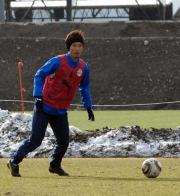 片隅に雪山の残るグラウンドで、清水対策の練習に取り組む石川