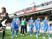 ３－０で清水に敗れピッチを引き揚げる山形イレブン（撮影・玅見朱実）