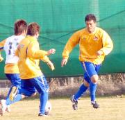 田村（左）のドリブルを必死に止めようとする仙台ＤＦ一柳（右）
