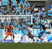 前半2分、仙台MF梁(左から3人目)が先制ゴールを決める