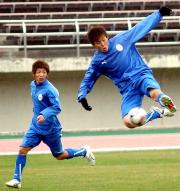 長谷川（右）と坂井は、左センタリングからシュートする練習を繰り返す
