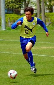 山形ＦＷ長谷川は、セットプレーの練習でこぼれ球に走り寄る